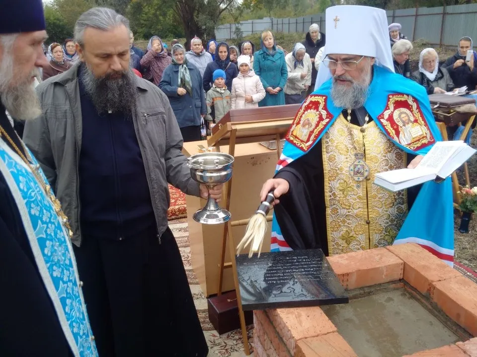Митрополит Никон освящает закладной камень нового храма