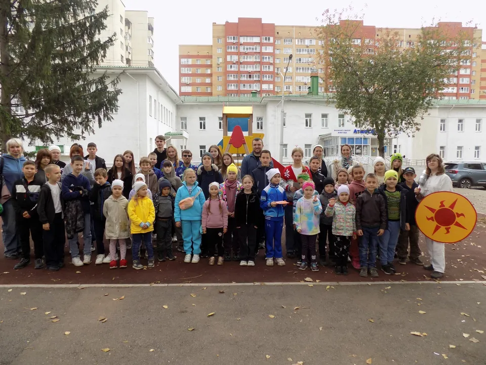 Дети и подростки выстроились во дворе на общее фото перед скаутскими играми